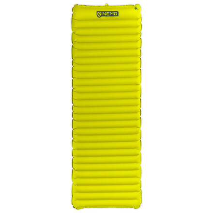 Die Nemo Equipment Astro Ultralight Sleeping Pad ist eine unkomplizierte und nachhaltige Isomatte für laue Sommernächte. Inklusive Vortex-Pumpsack!