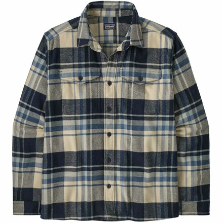 Das Fjord Flannel Hemd von Patagonia wird aus reiner Biobaumwolle hergestellt und liegt mit seinem dicht gewebten Stoff angenehm und warm auf der Haut
