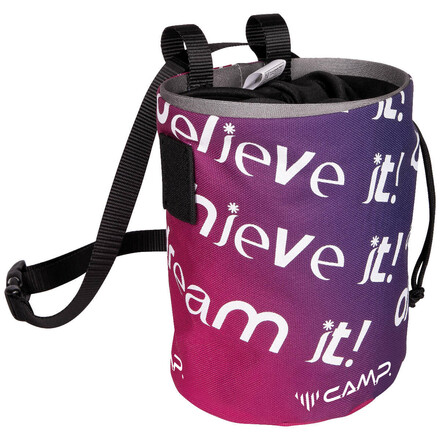 Das Design des Camp Polimagò Janja Chalk Bag ist in Kooperation mit der erfolgreichen Sportkletterin Janja Garnbret entwickelt worden, Kippsicher und cool!