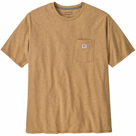 Das minimalistische und robuste Patagonia Shop Sticker Pocket Responsibili-Tee T-Shirt überzeugt mit seinem weichen und atmungsaktiven Material.