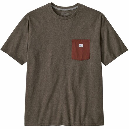 Das minimalistische und robuste Patagonia Shop Sticker Pocket Responsibili-Tee T-Shirt überzeugt mit seinem weichen und atmungsaktiven Material.