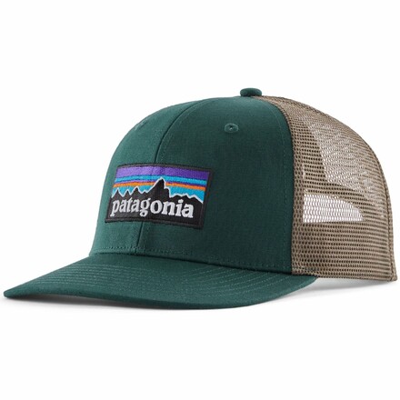 Die robuste Patagonia P-6 Logo Trucker Hat Basecap überzeugt durch ihren hohen Tragekomfort und den aus recycelten Fischernetzen bestehenden Schirmkern