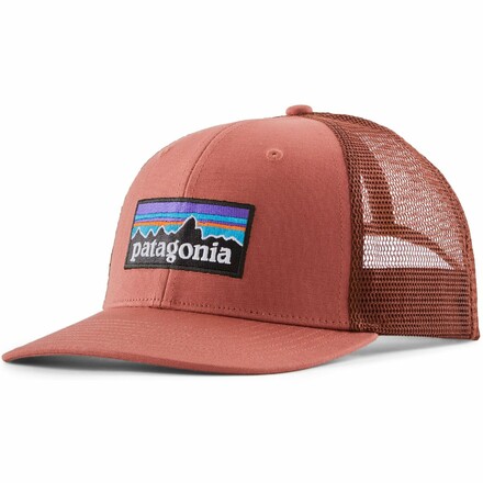 Die robuste Patagonia P-6 Logo Trucker Hat Basecap überzeugt durch ihren hohen Tragekomfort und den aus recycelten Fischernetzen bestehenden Schirmkern