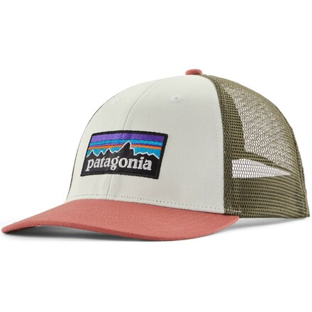 Die enganliegende und luftige Patagonia P-6 Logo LoPro Trucker Hat Basecap schützt dich zuverlässig vor Sonnenbrand und Sonnenstich. Mit coolem Logo.