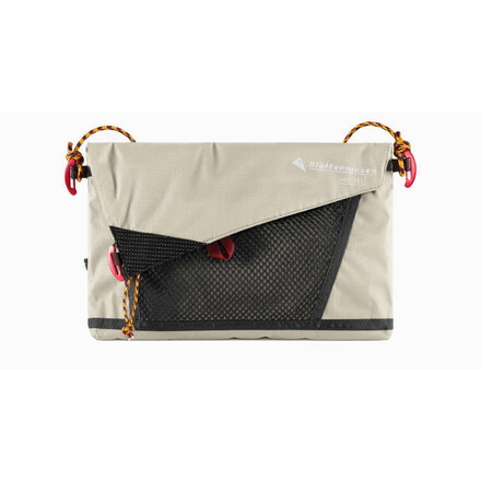 Die Klättermusen Hrid WP Accessory Bag ist eine wasserdichte Tasche für all deine wichtigen Kleinigkeiten. Kann solo oder am Rucksack getragen werden.