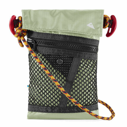 Die Klättermusen Algir Lanyard Pocket ist eine leichte und sehr robuste Smartphonetasche, die sich lässig um den Hals oder über die Schulter tragen lässt.