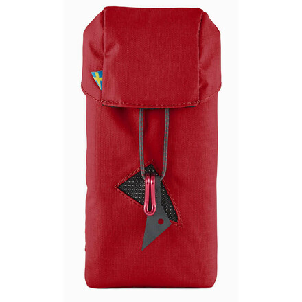 Die Klättermusen Communicator Pocket 2.0 ist eine gut gepolsterte Smartphonetasche, die sich auf unterschiedliche Weise am Rucksack befestigen lässt.