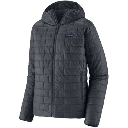 Der leichte Nano Puff Hoody von Patagonia begleitet dich zuverlässig bei frostigen Temperaturen. Seine Kapuze passt problemlos auch unter den Kletterhelm