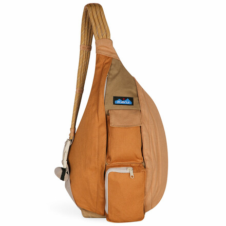 Die Rope Bag Tasche von Kavu ist mit ihrem Gurt aus Kletterseil und ihrer robusten Baumwolle die ideale Begleiterin für wolkenlose Tage.