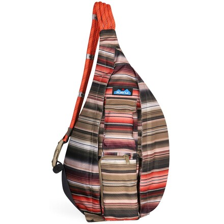 Die praktische Rope Sling von Kavu ist mit ihrem Gurt aus robustem Kletterseil nicht nur für Kletterfans ein echter Hingucker.