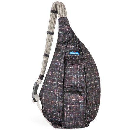Die praktische Rope Sling von Kavu ist mit ihrem Gurt aus robustem Kletterseil nicht nur für Kletterfans ein echter Hingucker.