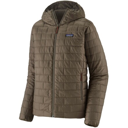 Der leichte Nano Puff Hoody von Patagonia begleitet dich zuverlässig bei frostigen Temperaturen. Seine Kapuze passt problemlos auch unter den Kletterhelm