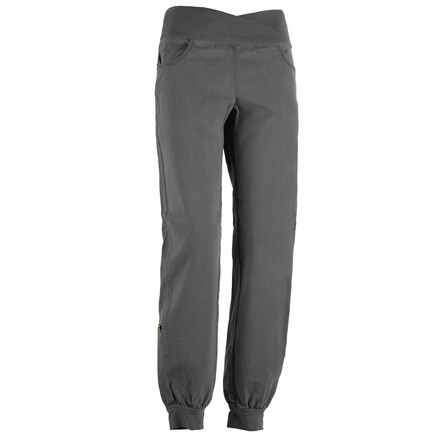 Die Olivia die ideale Boulderhose für den Kletteralltag. Gemütlich, robust und macht dabei noch jede Kletterbewegung mit.