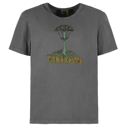 Das E9 Roots T-Shirt ist ein bequemes T-Shirt aus robuster Bio-Baumwolle. Passt perfekt unter den Klettergurt und hat einen tollen XL-Print auf der Front!
