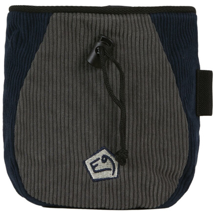 Der robuste E9 Drop Vs Chalkbag aus Cordstoff überzeugt mit viel Funktion und seiner außergewöhnlichen Tropfenform. Inklusive Hüftgurt.