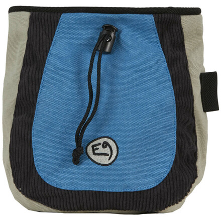 Nomen est Omen beim E9 Superdrop Chalkbag. Dieser tolle Chalkbag in Tropfenform überzeugt mit praktischer Funktion und tollen Cord-Elementen.