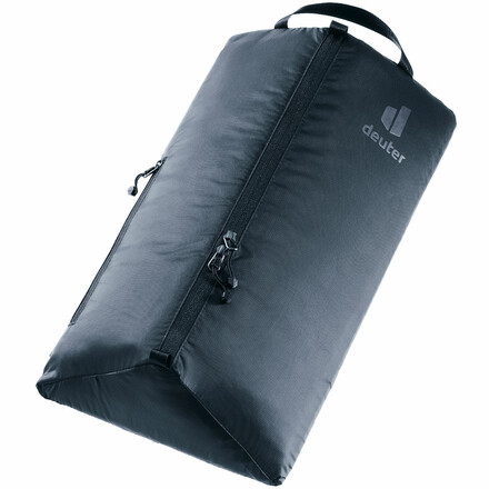 Die Deuter Shoe Pack ist eine robuste und praktische Packtasche für deine Schuhe. Schmutz- und wasserabweisend und mit smartem Handgriff.