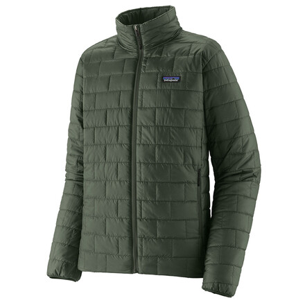 Die Patagonia Nano Puff Jacket ist eine warme Winterjacke mit PrimaLoft Kunstfaserisolation, die komplett aus recycelten Materialien hergestellt wird