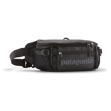 Die Patagonia Black Hole Waist Pack 5L Hüfttasche ist wasserdicht und bietet viel Stauraum für deine Sachen während kleinerer Touren