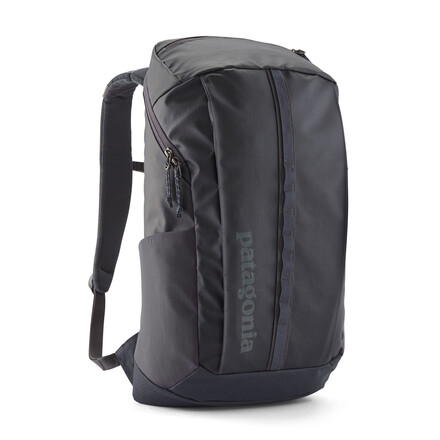 Der Black Hole Pack 25L von Patagonia ist ein robuster Tagesrucksack mit vielen praktischen Features, der angenehm zu tragen ist.