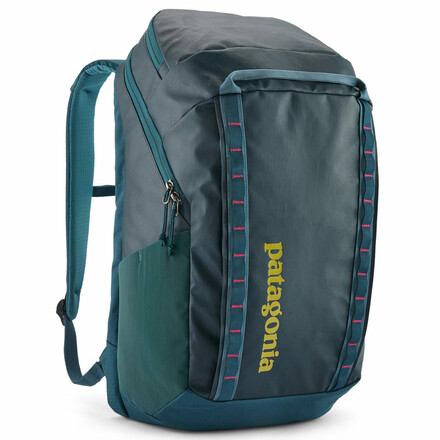 Der Black Hole Pack 32L ist ein kleines Rucksack-Wunder. Es finden sich viele praktische Taschen, er ist bequem und gut aussehen tut er auch noch.