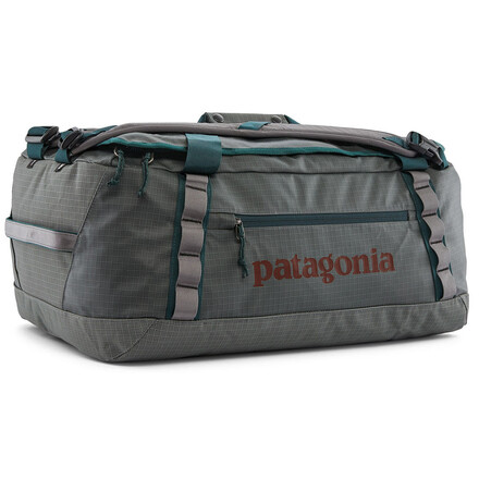 Geräumige Reisetasche, die dank gepolsterter Schulterriemen auch wie ein Rucksack getragen werden kann und sich selbst besonders klein verpacken lässt.