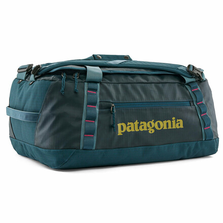 Die kompakte und vielseitige Patagonia Black Hole Duffel 40L ist sehr strapazierfähig und darf bei den meisten Fluggesellschaft als Handgepäck mitreisen.