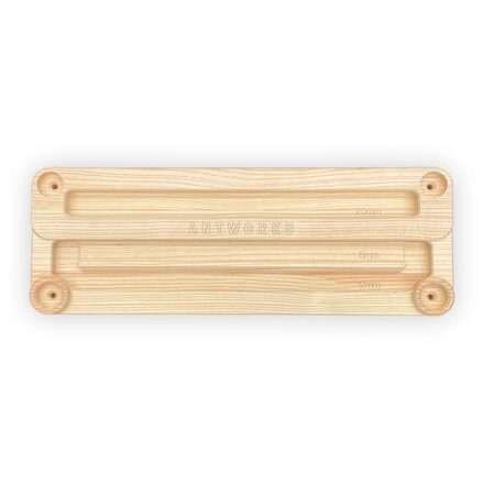 Puristisches Fingerboard aus unbehandeltem Eschenholz mit vier Leistentiefen für effektives Fingerkrafttraining.