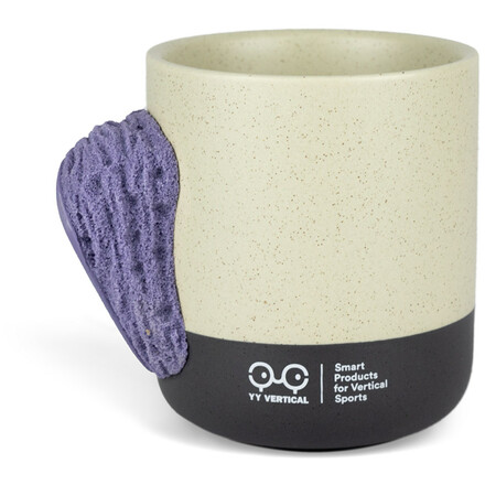 Originelle Klettertasse aus Keramik mit Griffstruktur von Shaper Simon Favrot – für echte Klettererlebnisse schon beim Frühstück. Spülmaschinen- und mikrowellengeeignet.