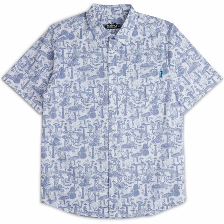 Das luftige Kavu Topspot Kurzarmhemd mit seinem waschechten Allover-Print und einer Geheimtasche am Saum gibt dir am Felsen echte Summer Vibes.