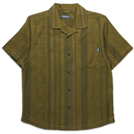 Das lässige Kavu Castaway Kurzarmhemd bringt mit stilechtem Dobby-Muster und Knöpfen in Holzoptik bestes Südseefelsen an den heimischen Felsen.