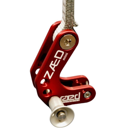 Der ZÆD ist ein verstellbarer Belay-Brake-Assistant, der leichten Sichernden ein kontrolliertes und weiches Sichern schwererer Kletterpartner ermöglicht.