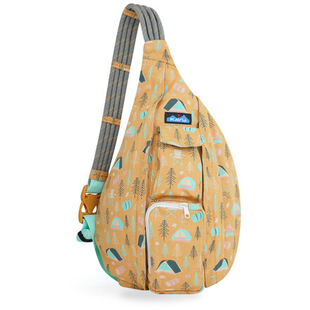 Die Rope Bag Tasche von Kavu ist mit ihrem Gurt aus Kletterseil und ihrer robusten Baumwolle die ideale Begleiterin für wolkenlose Tage.