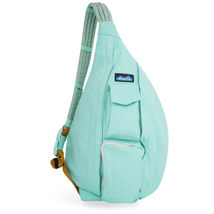 Die Rope Bag Tasche von Kavu ist mit ihrem Gurt aus Kletterseil und ihrer robusten Baumwolle die ideale Begleiterin für wolkenlose Tage.
