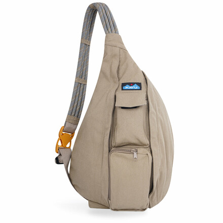 Die Rope Bag Tasche von Kavu ist mit ihrem Gurt aus Kletterseil und ihrer robusten Baumwolle die ideale Begleiterin für wolkenlose Tage.