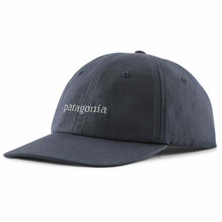 Die Patagonia Fitz Roy Icon Trad Cap ist eine klassische Basecap mit einem Kern aus recycelten Fischernetzen, die im Sommer nicht fehlen darf