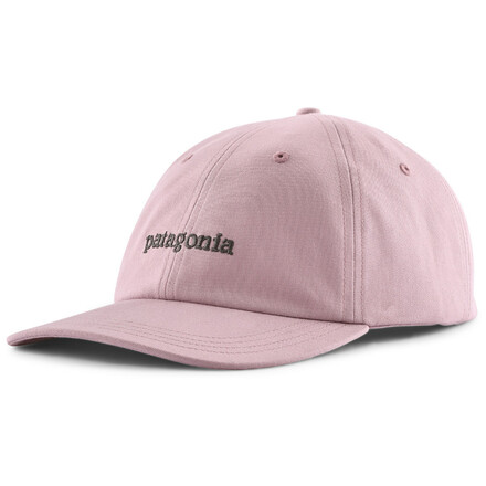 Die Patagonia Fitz Roy Icon Trad Cap ist eine klassische Basecap mit einem Kern aus recycelten Fischernetzen, die im Sommer nicht fehlen darf