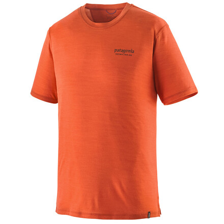 Das Patagonia Cap Cool Merino Blend Graphic Shirt ist ein komfortables T-Shirt mit hohem Merinowollanteil. Atmungsaktiv und feuchtigkeitsableitend!
