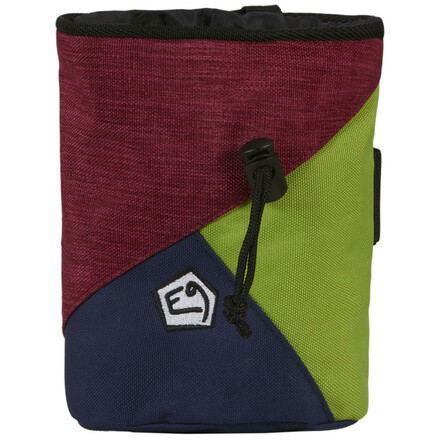 Der Zucca ist ein großer Chalk Bag mit versteifter Öffnung, verdecktem Kordelzugverschluss und einer Halterung für die Boulderbürste