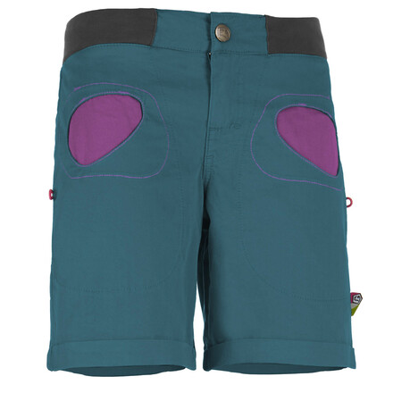 Die Onda Short ist eine kurze Boulderhose für Frauen, die mit ihren Beinem zum Hochkrempeln und den typischen runden Taschen für Sommerfeeling sorgt