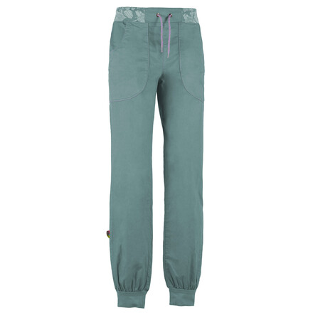 Die Aria ist eine Boulderhose für Frauen aus einem sommerlich-leichten und atmungsaktiven Materialmix und mit einem schönen gemustertem Schlupfbund