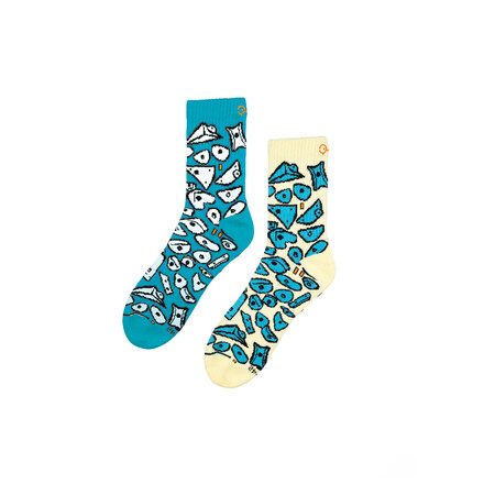  Die YY Vertical Rock Socks im Spraywall-Design kombinieren hohen Tragekomfort mit einem einzigartigen Look voller Klettergriffe. Bequeme Baumwollsocken mit Polsterung und Support – perfekt für Kletterfans im Alltag.