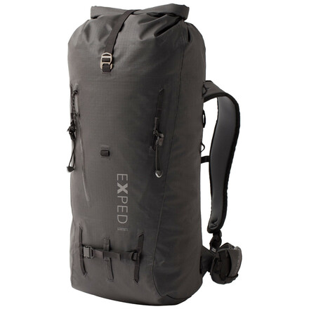 Der hochfunktionale und puristische Black ice 45 Kletterucksack von Exped ist ein besonders leichtes Modell mit praktischem Rolltop-Verschluss.