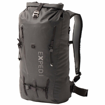Der robuste und minimalistische Black Ice 30 Kletterrucksack von Exped überzeugt in den Bergen auch auf anspruchsvollen Touren.