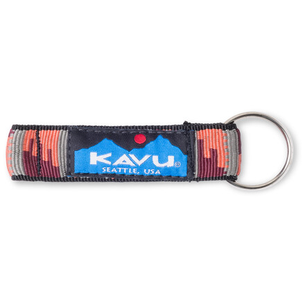 Der Kavu Key Chain ist ein praktischer und besonders cooler Schlüsselanhänger aus robustem Gurtband. Für einen Kavu-Style mit Liebe zum Detail.