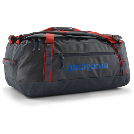 Geräumige Reisetasche, die dank gepolsterter Schulterriemen auch wie ein Rucksack getragen werden kann und sich selbst besonders klein verpacken lässt. 