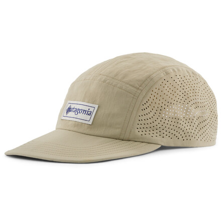 Die Maclure Snow Touring Hat von Patagonia ist eine wind- und wasserabweisende Basecap, die sogar unter dem helm getragen werden kann.