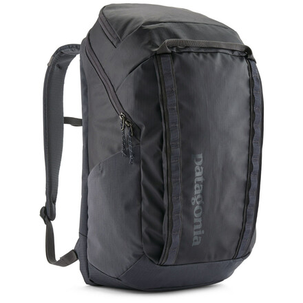 Der Black Hole Pack 32L ist ein kleines Rucksack-Wunder. Es finden sich viele praktische Taschen, er ist bequem und gut aussehen tut er auch noch.