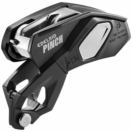 Das vielseitige Edelrid Pinch Sicherungsgerät mit Blockierunterstützung wird direkt am Gurt eingebunden und gewährleistet eine erhöhte Bremsseilkontrolle.