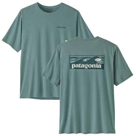 Das Capilene Cool Daily Graphic T-Shirt von Patagonia ist dein Allrounder für den Outdoorspaß bei gutem Wetter und punktet mit hoher Atmungsaktivität